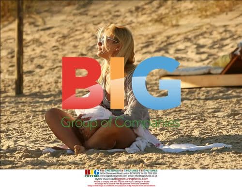 Valeria Mazza and family at the beach