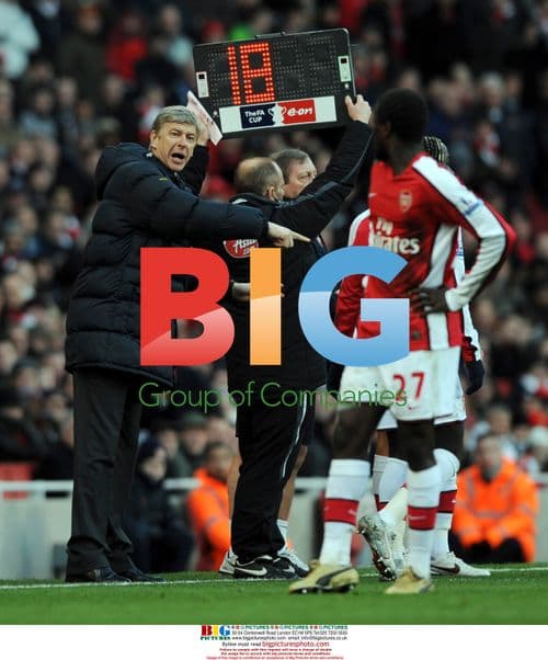 Arsene Wenger Shouts Instructions to Emmanuel Eboue