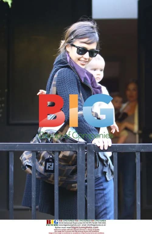Jessica Alba and daughter have a play date