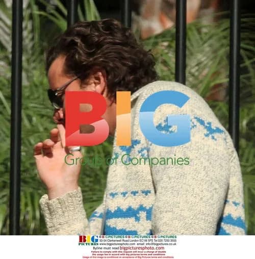 Gavin Rossdale visits friend"s apartment