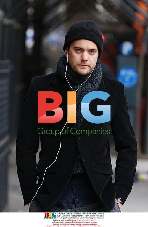 Joshua Jackson walks in Manhattan