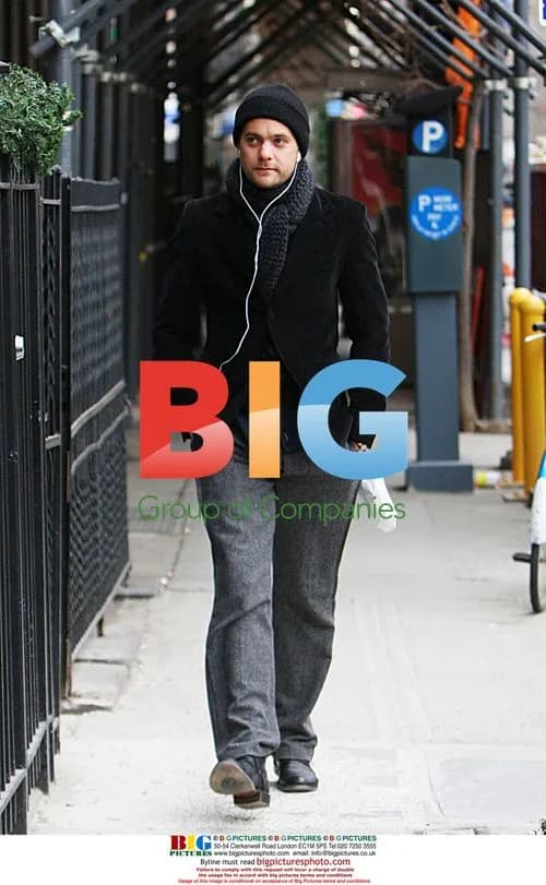 Joshua Jackson strolls in Manhattan