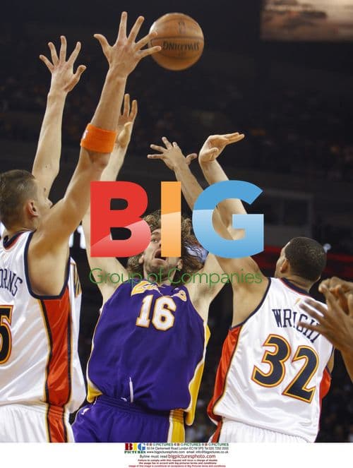 Pau Gasol Shoots Against Warriors