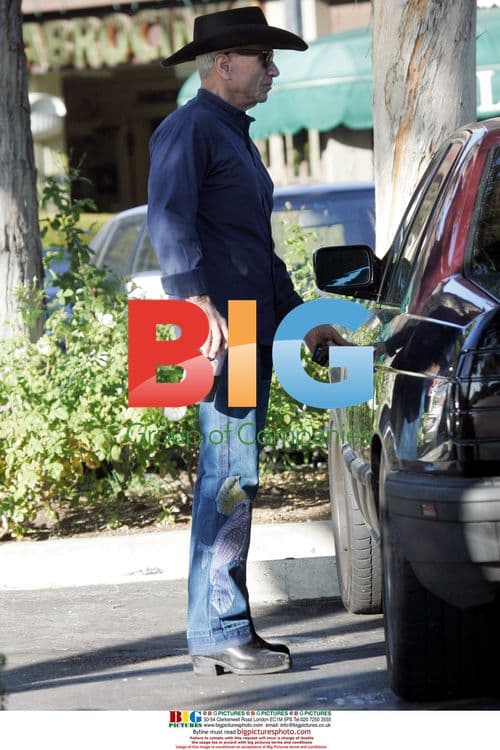 Robert Blake leaves coffee shop in Bel Air