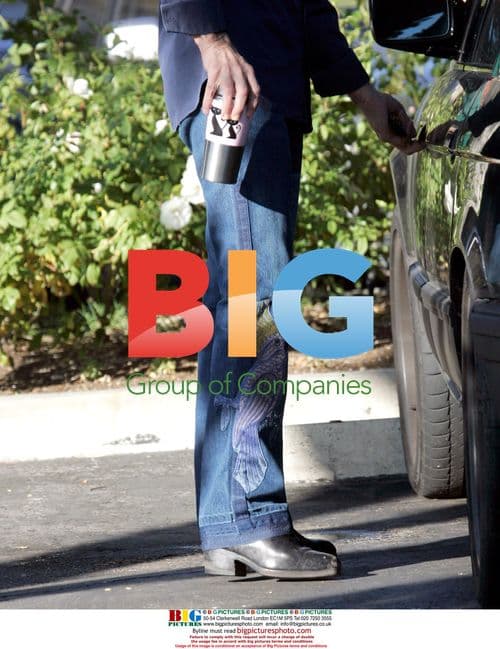 Robert Blake leaves coffee shop in Bel Air