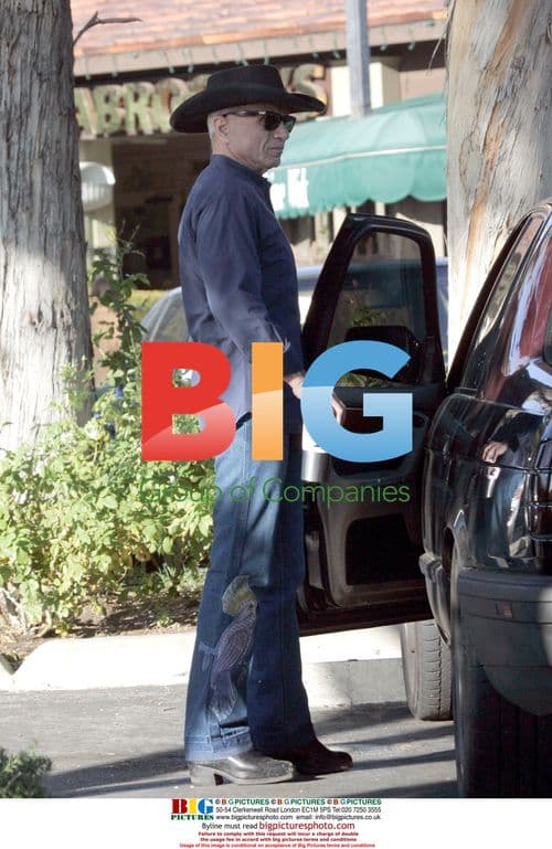 Robert Blake leaves coffee shop in Bel Air