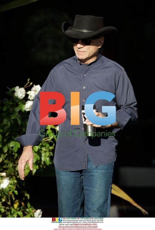 Robert Blake leaves coffee shop in Bel Air