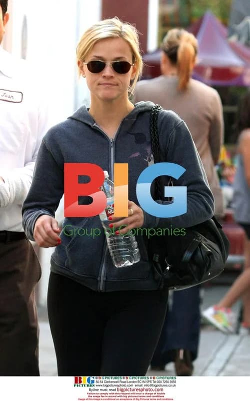 Reese Witherspoon shopping at Brentwood market