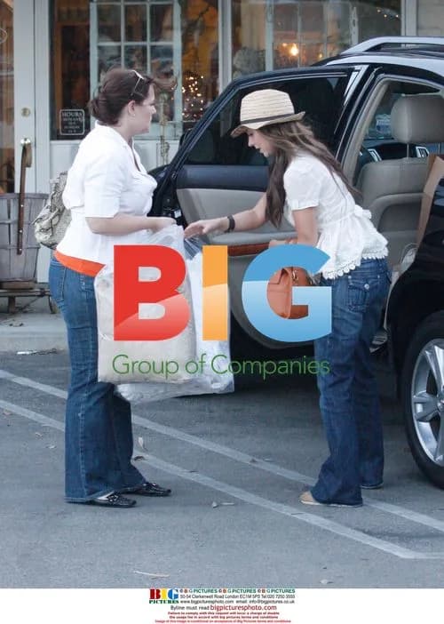Jennifer Love Hewitt goes shopping