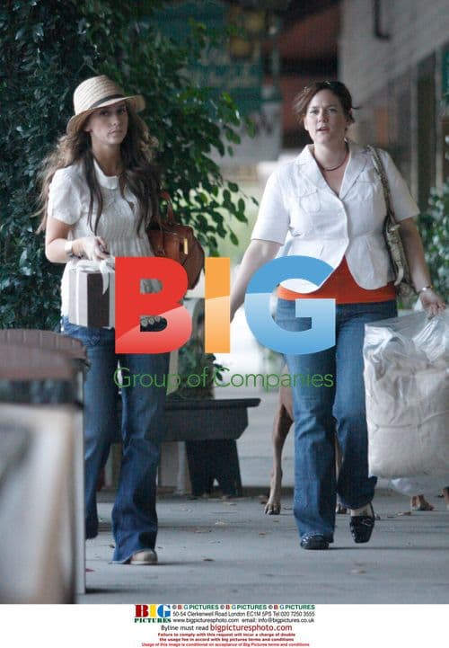 Jennifer Love Hewitt Shopping