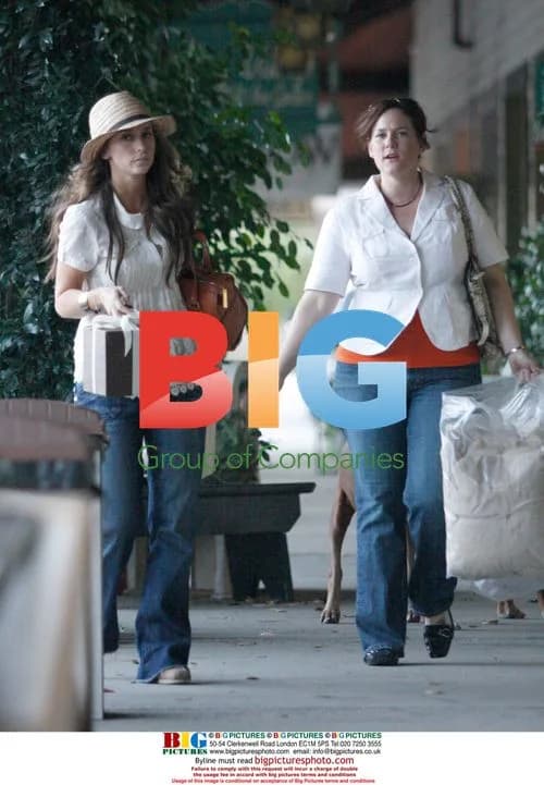 Jennifer Love Hewitt Shopping