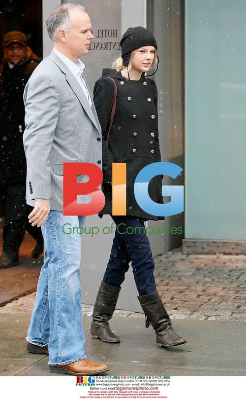 Taylor Swift leaves NYC hotel for SNL