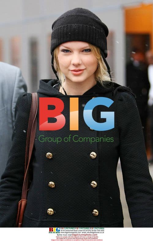 Taylor Swift leaving NY hotel for SNL