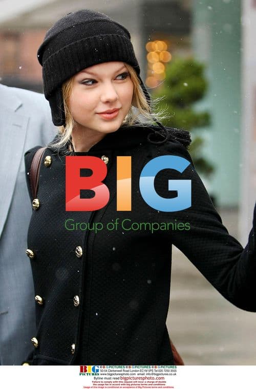 Taylor Swift leaves hotel for SNL