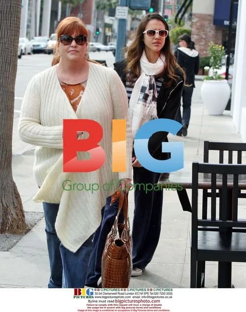 Jessica Alba goes shopping with her mother