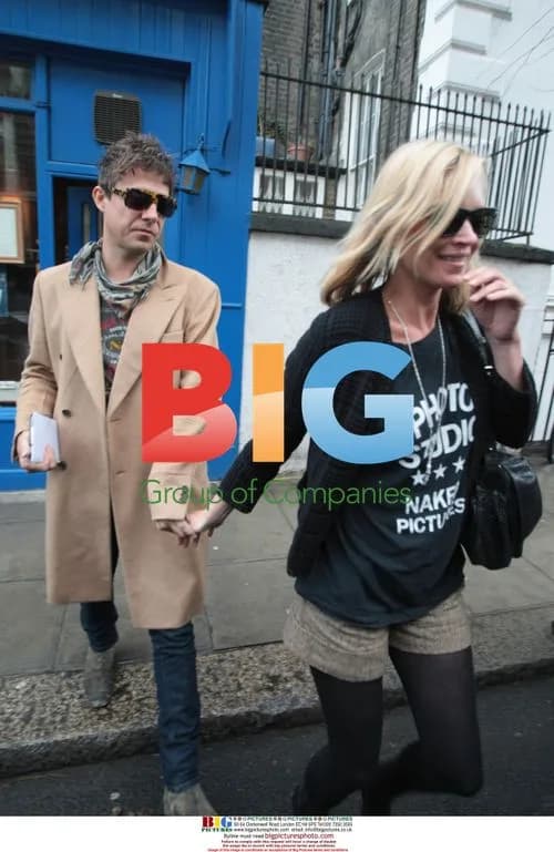 Kate Moss and Jamie Hince leave restaurant