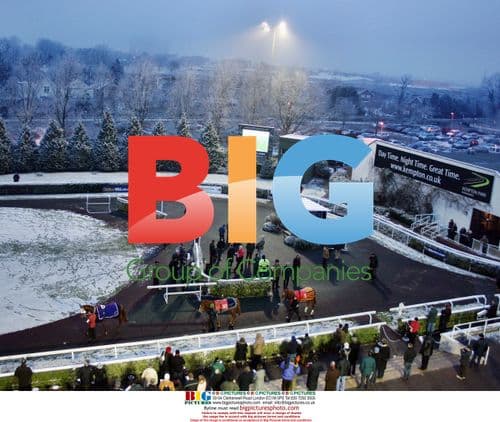 Racing continues at Kempton Park in snow