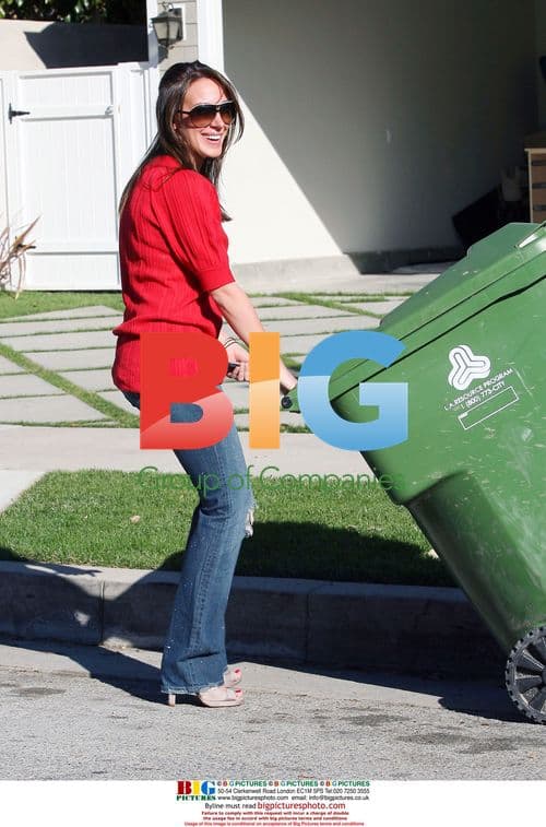 Haylie Duff taking out trash