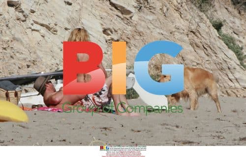 Pamela Anderson Relaxes with Boyfriend