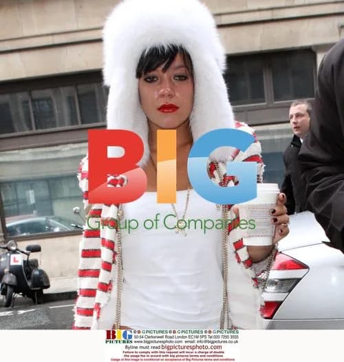 Lily Allen Spotted Leaving Home and Going Shopping