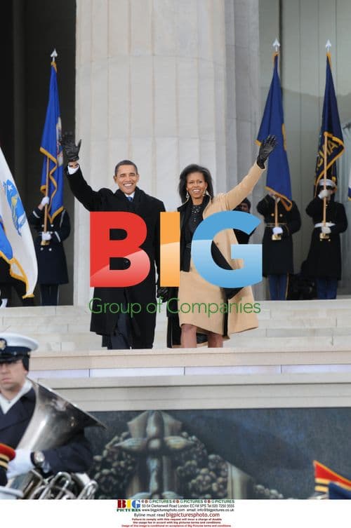 Obama Waves at Lincoln Memorial