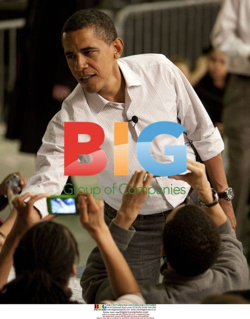 Obama greets volunteers at high school
