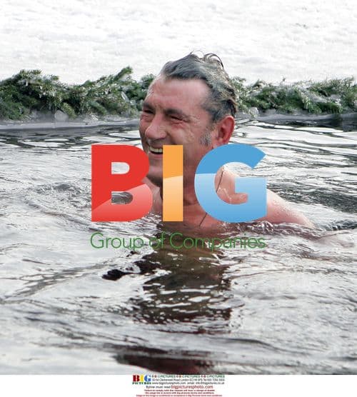 Ukrainian President Yushchenko swims in icy waters