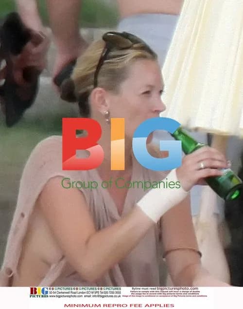 Kate Moss and Jamie Hince on Thai beach