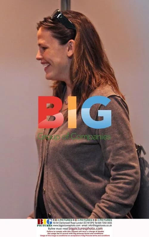 Jennifer Garner and daughter visit medical office