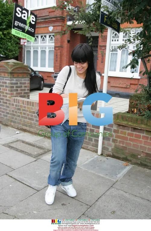 Lily Allen shops and chats with paparazzi