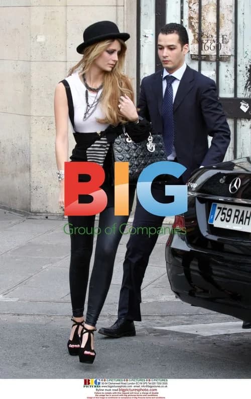 Mischa Barton Shopping in Paris
