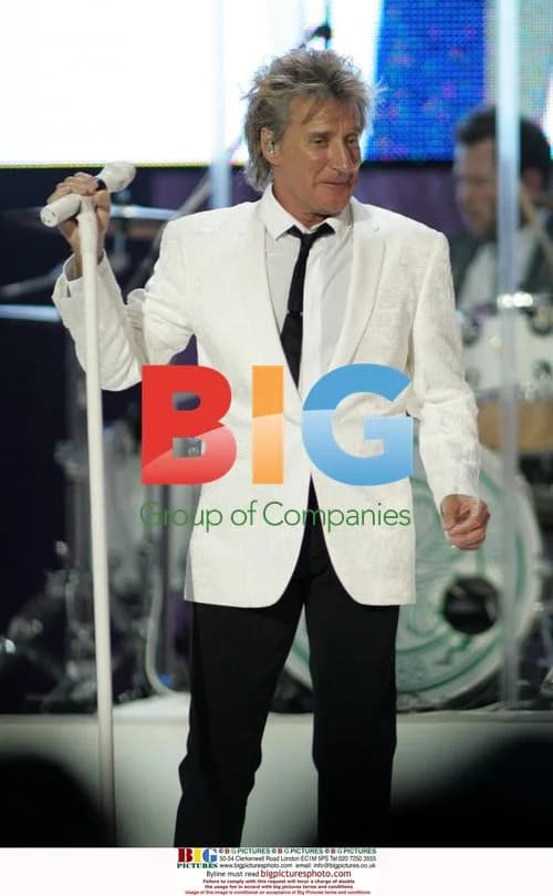 Rod Stewart performs concert in Florida