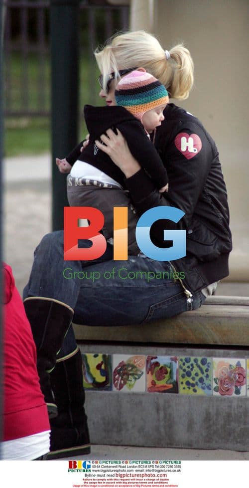 Gwen Stefani with sons in park