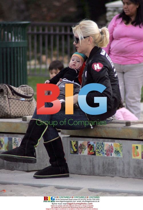 Gwen Stefani plays with sons in park