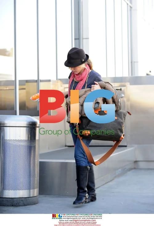 Kristen Bell Departs LAX
