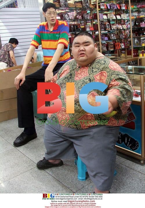 China's tallest man opens shop