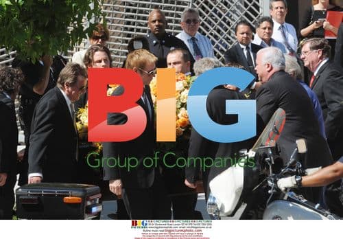 Ryan O'Neal carries Farrah Fawcett's casket