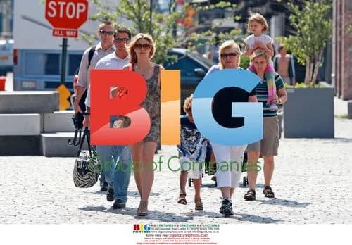 Pregnant Heidi Klum Shopping with Family