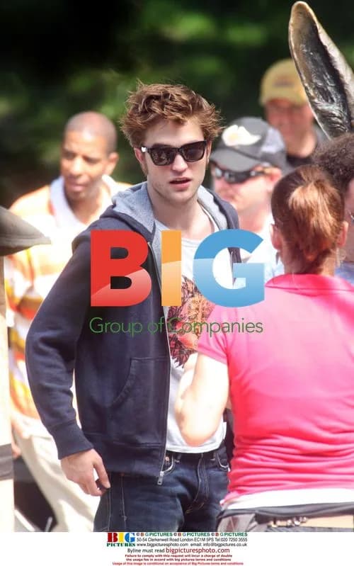 Robert Pattinson & Emilie de Ravin on "Remember Me" Set