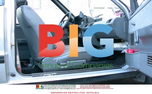 Cristiano Ronaldo breaks car window