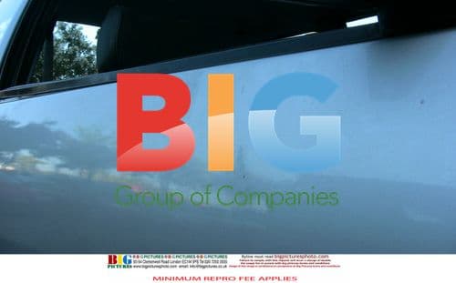 Cristiano Ronaldo breaks car window