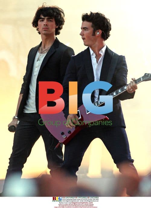 Jonas Brothers host 2009 Much Music Video Awards