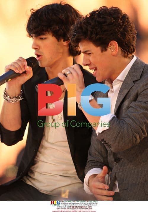 Jonas Brothers host 2009 Much Music Video Awards