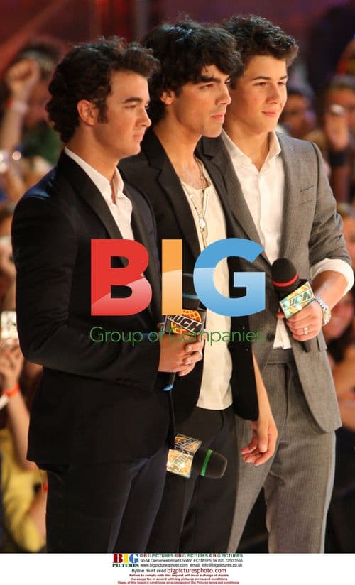 Jonas Brothers host and perform at 2009 Much Music Video Awards