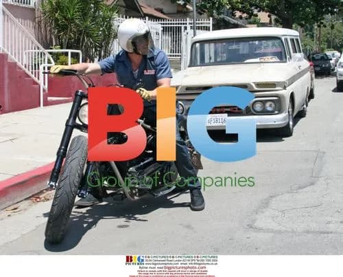 Brad Pitt Bumms Ride From Paparazzi