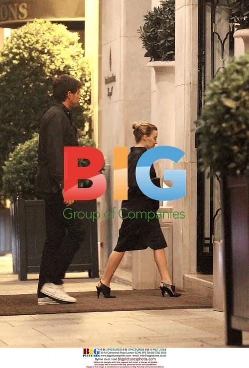 Kylie Minogue Dines with Boyfriend
