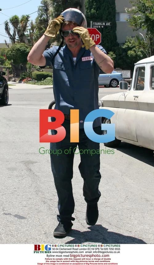 Brad Pitt Accepts Paparazzi Ride