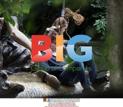 Robert Pattinson on set of 'Remember Me'