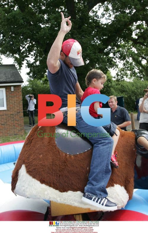 Peter Andre takes kids to fair