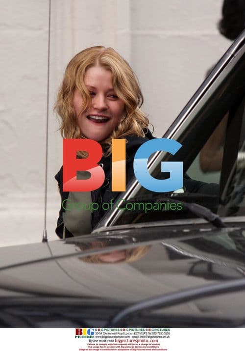 Emilie De Ravin and Robert Pattinson on 'Remember Me' set